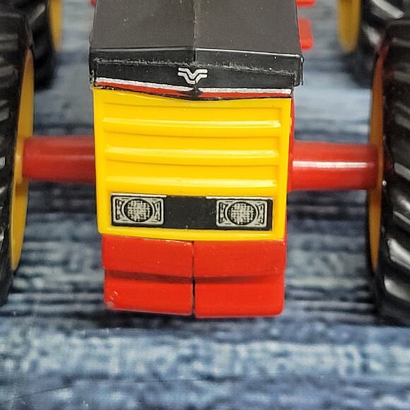 Vintage 1/32 Versatile 256 die-cast/plastic articulating 4wd tractor red/yellow - Picture 6 of 10